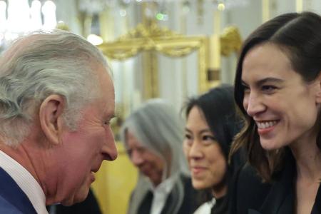 König Charles III. empfängt Model Alexa Chung im Buckingham Palast