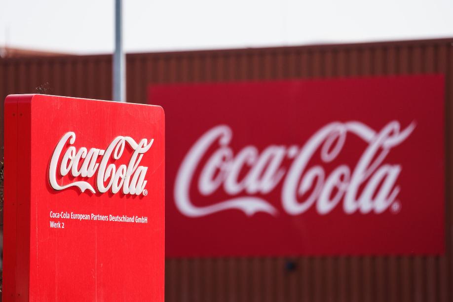Die Coca-Cola-Belegschaft in Deutschland fordert mehr Geld unter anderem für Auszubildende.