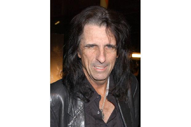 Der Musiker wurde als Vince Furnier geboren. Seine erste Band hieß The Spiders and the Nazz, nannte sich später in The Spiders und schließlich in Alice Cooper um. Nachdem sich die Band aufgelöst hatte ...