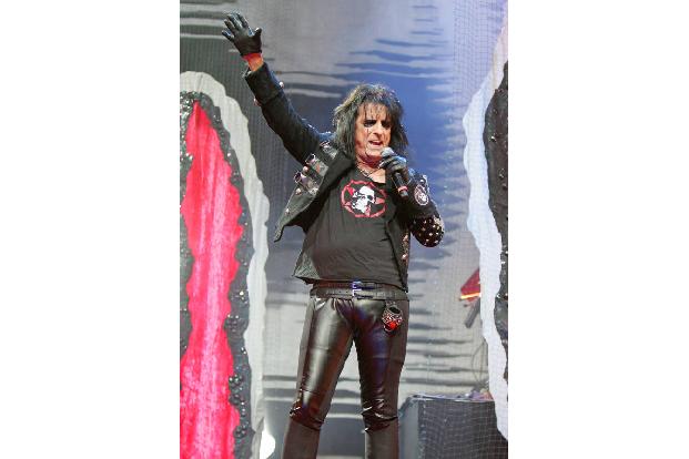 … es war ihm nicht gestattet, eine neue Band unter dem Namen zu gründen. Er umging das Problem schließlich, indem er seinen Namen ganz legal in Alice Cooper änderte.