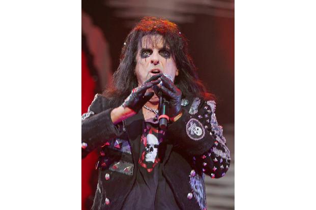 Die Band Alice Cooper war übrigens nicht immer erfolgreich. Bei einem Konzert in Venice in Los Angeles hatte das Publikum schon nach 10 Minuten genug und ging — das war kein Einzelfall. Doch an dem Ab ...