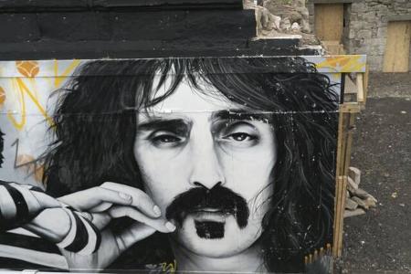 Frank Zappa suchte nach skurrilen Bands für sein Plattenlabel und lud Alice Cooper zu sich nach Hause ein. Aufgrund einer Verwechslung tauchte die Band statt um 19 Uhr um 7 Uhr morgens auf. Das fand d ...