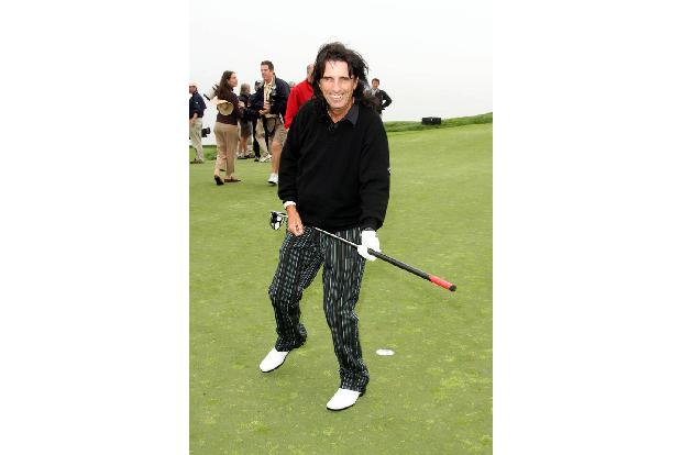 Alice Cooper ist sportbegeistert, interessiert sich für Baseball, Football und Basketball. Er selbst spielt leidenschaftlich gern Golf. Der Ausgleichssport half ihm, seine Alkoholsucht zu überwinden.