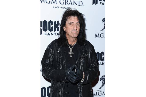 Viele mögen Alice Cooper als mit dem Teufel im Bunde betrachten, doch der Musiker ist gläubiger Christ. Kein Wunder, denn er stammt aus einer religiösen Familie, sowohl sein Vater als auch sein Großvater waren Pastoren.