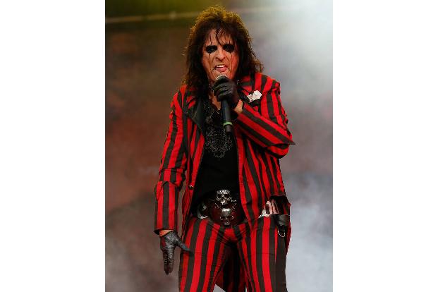 Nachdem er selbst erfolgreich seine Sucht überwunden hatte, machte sich Alice Cooper aus, Kollegen und Freunden zu helfen. So war ihm aufgefallen, dass es in der Band Band Megadeth, die 1986 bei ihm i ...