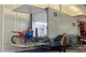 Expeditionsmobil mit gigantischer Motorradgarage