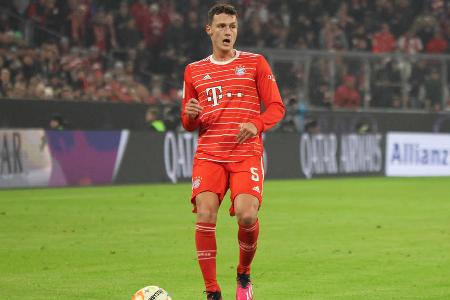 Benjamin Pavard - Note: 3,0 - Wurde durch die Konzentrationsfehler der Kollegen in unangenehme Situationen gebracht. Löste die schwierigen Momente mehrheitlich gut auf. Der erste Treffer für die Hausherren fiel dann aber durch seine Zone. Gerade nach der Pause vielfach mit wichtigen Rettungstaten.