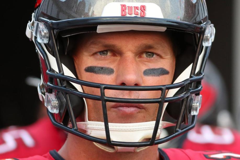 Tom Brady posiert in Unterhose im ungemachten Bett