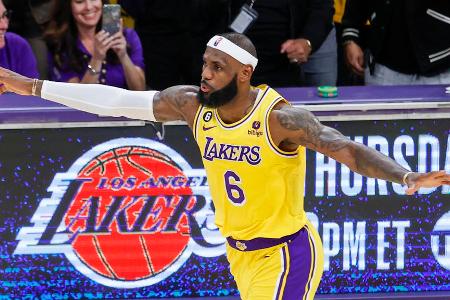 Die Top-Scorer der NBA - Die NBA ist die mit Abstand beste Basketball-Liga der Welt. In ihr messen sich die Besten der Besten Jahr für Jahr vor Millionen von Zuschauern. Wer der beste Spieler aller Zeiten ist, wird von Fans seit jeher heiß diskutiert. Wer der beste Punktesammler aller Zeiten ist, steht dagegen nicht zur Debatte. Hier sprechen die Zahlen für sich. Die Top 10 der All-Time-Scorer der NBA zum Durchklicken: Die Top-Scorer der NBA - Die NBA ist die mit Abstand beste Basketball-Liga der Welt. In ihr messen sich die Besten der Besten Jahr für Jahr vor Millionen von Zuschauern. Wer der beste Spieler aller Zeiten ist, wird von Fans seit jeher heiß diskutiert. Wer der beste Punktesammler aller Zeiten ist, steht dagegen nicht zur Debatte. Hier sprechen die Zahlen für sich. Die Top 10 der All-Time-Scorer der NBA zum Durchklicken: