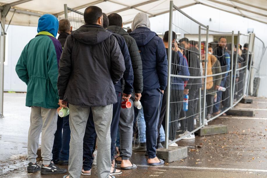 In der Landeserstaufnahmestelle im baden-württebergischen Ellwangen warten Flüchtlinge vor der Essensausgabe. Knapp 218.000 Menschen haben 2022 erstmals in Deutschland Asyl beantragt - so viele wie seit 2016 nicht.