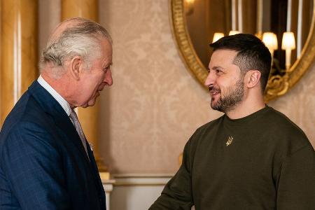 König Charles III. begrüßt Wolodymyr Selenskyj im Buckingham Palast