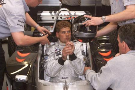 Auch abseits der Radrennen gefragt - Auch auf vier Rädern macht Ullrich eine gute Figur. Auf dem Nürburgring darf er im Doppelsitzer von McLaren-Mercedes Platz nehmen und ein paar Testrunden drehen.