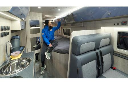 französisches Bett, Küchenzeile, Kaffeemaschine, Stauraum, Campingbus