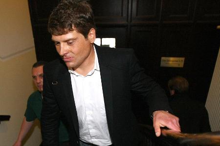 Ein Lebenszeichen - Rund um den Start der Tour de France 2020 verrät der Anwalt von Jan Ullrich der 'Sport Bild': 'Es geht ihm gut. Er trainiert mit Freunden seit diesem Jahr wieder auf dem Mountainbike und Rennrad und hat wieder Freude am Radfahren gefunden. Er genießt seine Ruhe und wird zu gegebener Zeit auch wieder persönliche Statements oder Interviews geben. Er wird auch die diesjährige Tour mit großem Interesse verfolgen und drückt allen Teilnehmern die Daumen.'
