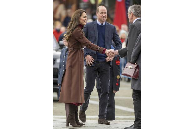 Für ihren Besuch in Cornwall verletzten Kate und William übrigens eine alte Royal-Regel: Sie reisten gemeinsam im selben Hubschrauber an. Das ist der königlichen Familie eigentlich untersagt - ein Unfall könnte verheerende Folgen haben.