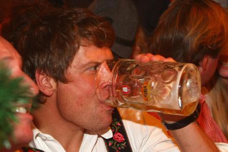 Erste Alkoholeskapaden - Unter Alkoholeinfluss verursacht Ullrich im Frühjahr 2014 einen Verkehrsunfall mit zwei Verletzten im Schweizer Kanton Thurgau. 2002 rammt er mit 1,41 Promille in Freiburg einen Radständer und begeht Unfallflucht.