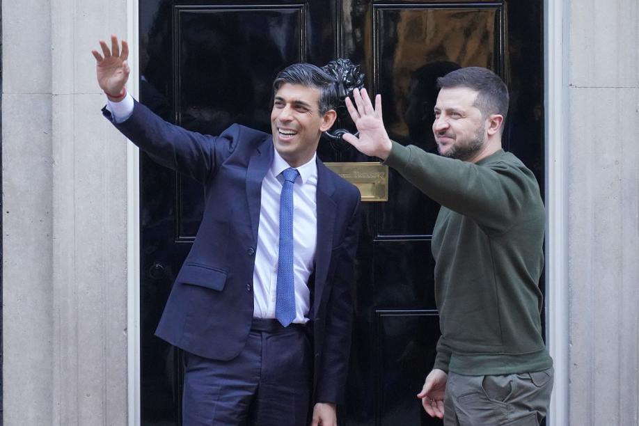 Wolodymyr Selenskyj und Rishi Sunak (l) vor dem Amtssitz der britischen Regierungschefs in der Downing Street Nummer 10 in London.