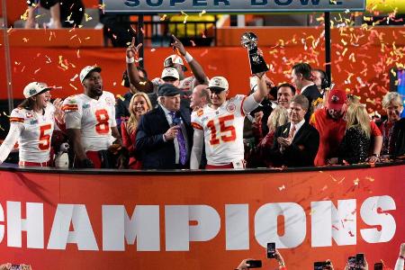 Der 57. Super Bowl in Bildern - Die Kansas City Chiefs haben den 57. Super Bowl der NFL gewonnen. Im packenden Showdown mit den Philadelphia Eagles stand vor allem Quarterback Patrick Mahomes im Fokus. In der Halbzeitshow lieferte indes Musik-Ikone Rihanna ab. Das Mega-Spektakel in Bildern: Der 57. Super Bowl in Bildern - Die Kansas City Chiefs haben den 57. Super Bowl der NFL gewonnen. Im packenden Showdown mit den Philadelphia Eagles stand vor allem Quarterback Patrick Mahomes im Fokus. In der Halbzeitshow lieferte indes Musik-Ikone Rihanna ab. Das Mega-Spektakel in Bildern: