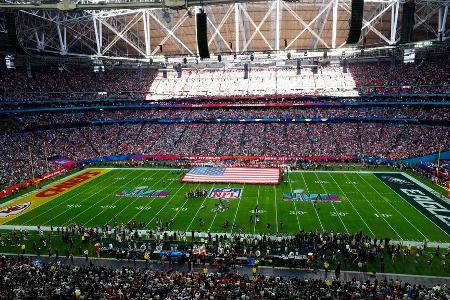 Showdown in Glendale - Das State Farm Stadium ist der Austragungsort des 57. Super Bowls. Schon lange Zeit vor dem Kickoff ist das Stadion in Arizona prall gefüllt.
