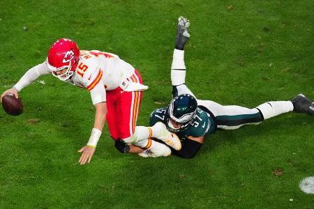 Schreckmoment für Mahomes - Kurz vor der Halbzeit kommt es für die Chiefs zum Schreckmoment. Patrick Mahomes wird bei einem Tackle am ohnehin schon lädierten Knöchel erwischt, kann aber weitermachen. Zur Pause steht es 24:14 für Philadelphia.