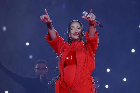 Rihanna liefert ab - Bei der Halbzeitshow liefert Musik-Ikone Rihanna eine große Show ab. Die Sängerin hat für ihre Fans sogar noch eine Überraschung parat ...