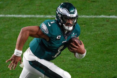 Hurts nicht zu stoppen - Doch Hurts und die Eagles geben nicht auf. Der Quarterback ist vor allem im Lauf nicht zu stoppen. Kurz vor dem Ende steht es 35:35 - mehr Spannung geht nicht!