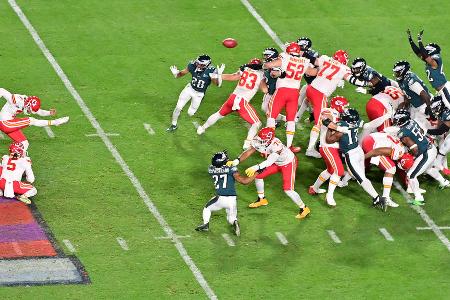Das Field Goal ins Glück - Das letzte Wort haben aber die Chiefs. Mahomes führt sein Team in die Reichweite eines Field Goals. Kicker Harrison Butker behält mit wenigen Sekunden Rest auf der Uhr die Nerven. Der NFL-Champion kommt aus Kansas City.