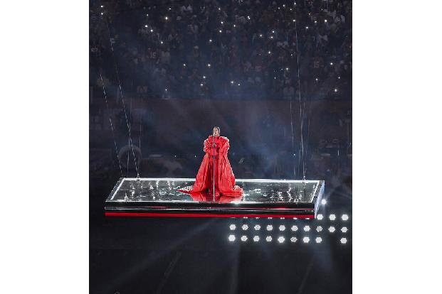 ...der die Halbzeitshow im State Farm Stadium in Glendale, Arizona, bestritt: Es war nicht nur Rihannas erster Live-Auftritt seit Jahren, die Sängerin hatte auch eine Überraschung im Gepäck.