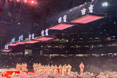 Dass Rihannas Show zum Teil auf schwebenden Bühnenteilen stattfand hatte übrigens auch praktische Gründe: Es hielt sie und ihre 80 Tänzer über große Strecken hinweg vom Rasen fern.