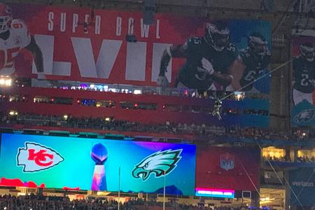Der Super Bowl beeindruckt aber nicht nur durch seine Logistik im Stadion und die Zahl der Zuschauer*innen. So bereiten sich die Wasserwerke jedes Jahr darauf vor, Höchstleistungen abzufertigen, denn ...