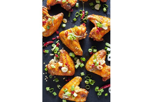 Ganz oben bei den Snacks stehen übrigens die Chicken Wings. Die Amerikaner haben an diesem Wochenende rund 1,45 Milliarden Hühnerflügen verspeist.