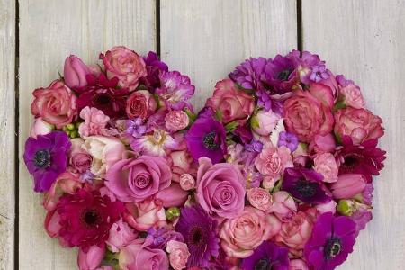 Zum Valentinstag gibt es rote Rosen, Schokolade und ein romantisches Dinner. Promis gehen allerdings gern noch einen Schritt weiter. Doch garantieren die großen Gesten die ewige Liebe? Wir haben genau hingeschaut.