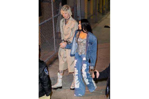 Rotes Blut statt roter Rosen: Bei Machine Gun Kelly und Megan Fox darf es gern mal ein bisschen schräger sein. Die Schauspielerin hatte den Song ihres Freundes mit dem Titel 'My Bloody Valentine' wohl ...