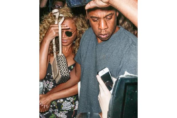 Rapper und Produzent Jay-Z kann sich alles leisten. Was ist da schon ein Handy in Platinum-Hülle, das er seiner Liebsten, Beyoncé, 2009 schenkte? Es kostete auch nur 24.000 Dollar. Immerhin hält die Ehe bis heute. Noch ausgefallener war aber das...