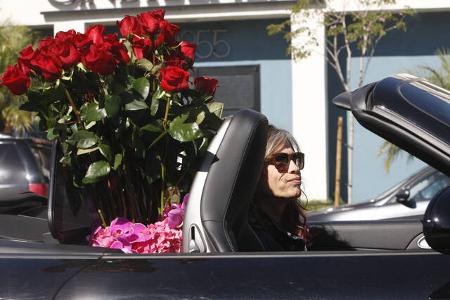 Hier fährt ein gut gelaunter Steven Tyler am Valentinstag 2012 Rosen für seine Verlobte Erin Brady spazieren. Ein Happy End gab es nicht. Es gab noch nicht einmal eine Hochzeit. Am nachfolgenden Valentinstag waren beide Singles.