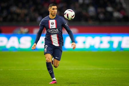 ABWEHR: Achraf Hakimi (bis 45.) - Note: 5,0 - Konnte sein Tempo kaum einmal gewinnbringend ausspielen, weil er von Coman meist hinten gebunden wurde. Wirklich stoppen konnte er die Angriffe in seiner Zone dennoch selten. War deshalb ein Schwachpunkt in der PSG-Abwehr und wurde zurecht ausgewechselt.