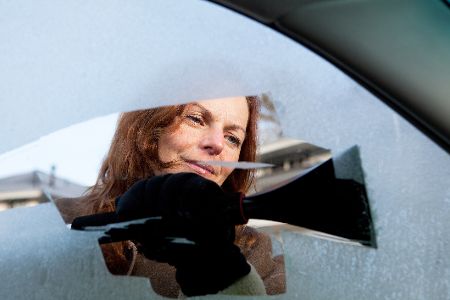Elektrischer Eiskratzer, heizbarer Lenkradbezug & Co.: Wie sinnvoll sind diese Helfer im Winter? Elektrischer Eiskratzer, heizbarer Lenkradbezug & Co.: Wie sinnvoll sind diese Helfer im Winter?