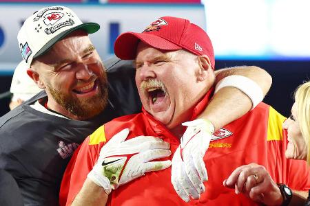 Grenzenloser Jubel - Tight End Travis Kelce und Headcoach Andy Reid genießen den Moment. Zum zweiten Mal in den vergangenen vier Jahren sind die Chiefs der Super-Bowl-Sieger.