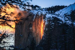 Horsetail Fall: Ein Wasserfall steht in Flammen