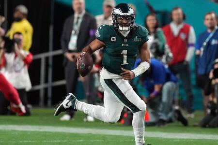 Offensiv-Feuerwerk beim Super Bowl - Eagles-Quarterback Jalen Hurts legt mit seiner Offense einen bärenstarken Start hin. Doch Patrick Mahomes und die Chiefs kontern prompt. Nach den ersten beiden Drives steht es 7:7.