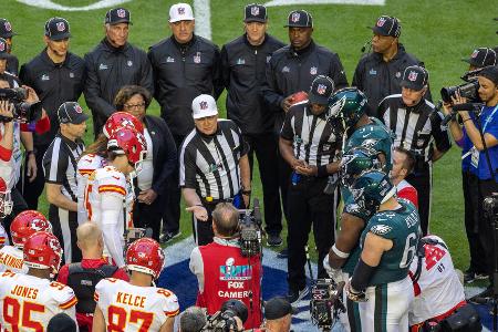 Coin Toss vor dem Spielbeginn - Der obligatorische Coin Toss darf beim Super Bowl natürlich nicht fehlen. Danach geht die Action auf dem Spielfeld los.