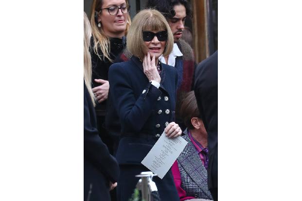 Wer immer noch Zweifel daran hatte, wie wichtig Vivienne Westwood für die Modewelt hatte, wurde spätestens beim Anblick von 'Vogue'-Chefredakteurin und Fashion-Päpstin Anna Wintour eines Besseren belehrt.