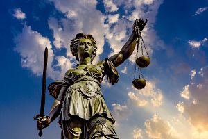 Grundsatzurteil stärkt Lohngerechtigkeit für Frauen