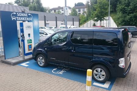 Aldi Süd Elektroauto Tankstelle Nissan NV200e