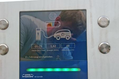 Aldi Süd Elektroauto Tankstelle Nissan NV200e