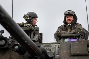 König Willem-Alexander besucht niederländische Soldaten in Litauen