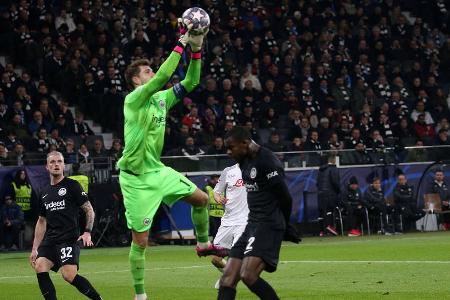 Eintracht Frankfurt vs. SSC Neapel: Noten und Einzelkritik - Am Dienstag stand für Eintracht Frankfurt das lang erwartete Achtelfinalhinspiel der Champions League gegen die SSC Neapel an. Doch der italienische Tabellenführer zeigte der SGE über weite Strecken klar die Grenzen auf. Für die Elf von Oliver Glasner setzte es im eigenen Stadion eine verdiente 0:2-Pleite. Alle Frankfurter in der Einzelkritik: Eintracht Frankfurt vs. SSC Neapel: Noten und Einzelkritik - Am Dienstag stand für Eintracht Frankfurt das lang erwartete Achtelfinalhinspiel der Champions League gegen die SSC Neapel an. Doch der italienische Tabellenführer zeigte der SGE über weite Strecken klar die Grenzen auf. Für die Elf von Oliver Glasner setzte es im eigenen Stadion eine verdiente 0:2-Pleite. Alle Frankfurter in der Einzelkritik: