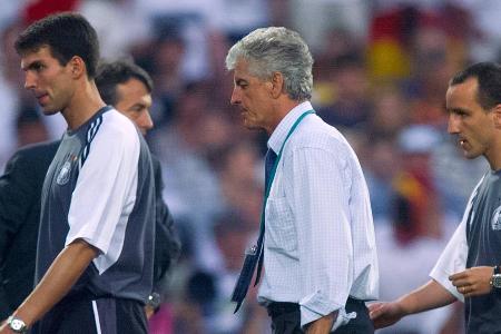 Ribbecks Trümmertruppe bei der EM 2000 - Bei der EM 2000 erlebte die deutsche Nationalmannschaft unter der Regie von Erich Ribbeck ein Debakel. Lediglich einen Punkt holte das DFB-Team in seiner machbaren Vorrundengruppe. Eine 'Legende' von damals, Paulo Rink, feiert am 21. Februar 2023 seinen 50. Geburtstag: Diese 22 Akteure standen in Ribbecks Trümmertruppe: Ribbecks Trümmertruppe bei der EM 2000 - Bei der EM 2000 erlebte die deutsche Nationalmannschaft unter der Regie von Erich Ribbeck ein Debakel. Lediglich einen Punkt holte das DFB-Team in seiner machbaren Vorrundengruppe. Eine 'Legende' von damals, Paulo Rink, feiert am 21. Februar 2023 seinen 50. Geburtstag: Diese 22 Akteure standen in Ribbecks Trümmertruppe: