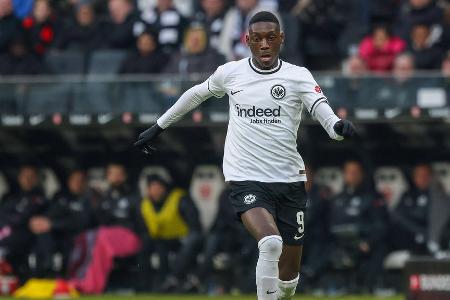 ANGRIFF: Randal Kolo Muani - Note: 4,0 - Strahlte großen Tatendrang aus und war gut drin im Spiel. Machte die Bälle vorne fest und schuf Räume für die Kollegen. Erarbeitete sich so immerhin eine Chance vor der Pause (5.). Wurde aber zunehmend ungeduldig und schoss dann über das Ziel hinaus. Flog nach einem bösen, aber unabsichtlichen Tritt gegen Anguissa vom Platz (58.).