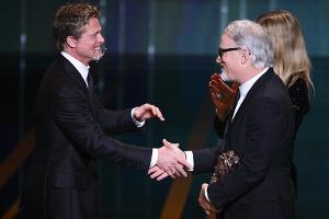 Brad Pitt überreicht David Fincher einen Ehren-César